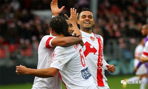  布雷斯特vs巴黎冲突不断，下半场多次中断比赛  